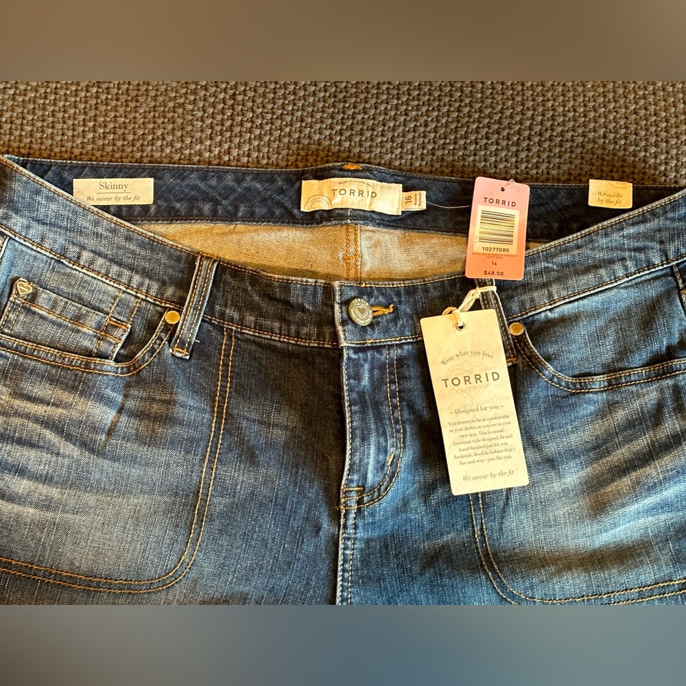 Torrid skinny cropped jeans NWT